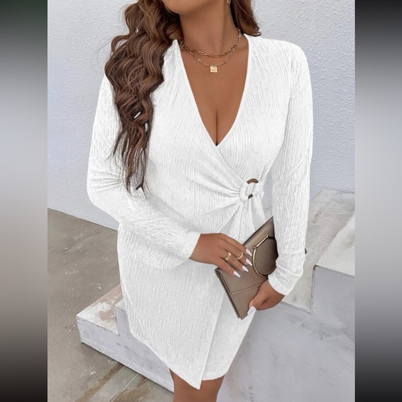 Luxe plus size O ring detail wrap dress - Picture 3 of 8